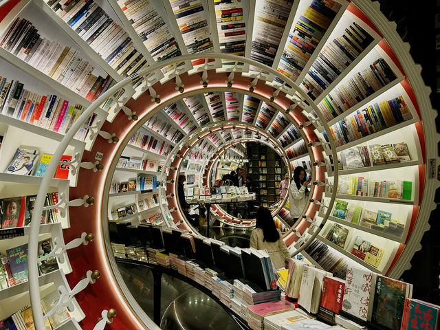 📚 鐘書閣 × 前海歡樂港灣｜魔幻書店與海風散步的一日慢行 