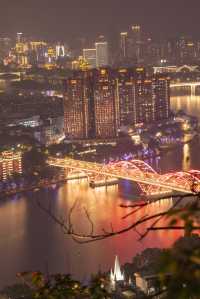 來感受柳州夜景的燈光璀璨，在馬鞍山公園山頂上。