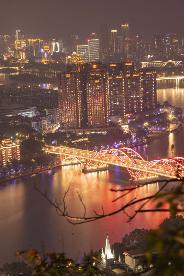 來感受柳州夜景的燈光璀璨，在馬鞍山公園山頂上。