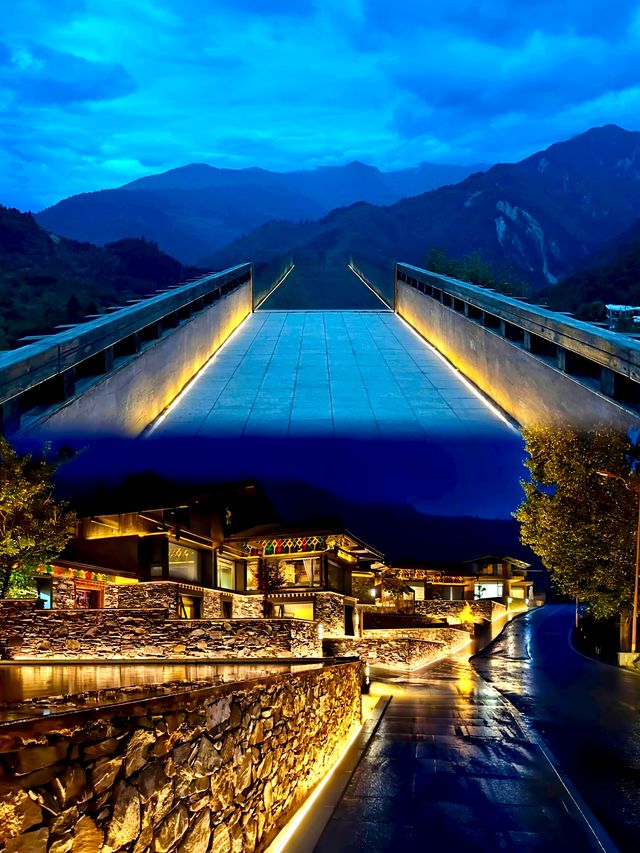 九寨溝住對了！雲裳民宿，推窗就是雪山海子