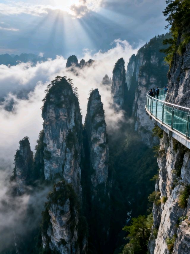 湖南張家界:石英峰林刺破雲端,玻璃棧道上的心跳與仙境撞個 湖南張家界:石英峰林刺破雲端,玻璃棧道上的心跳與仙境撞個