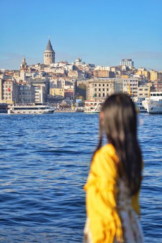 Sinar matahari yang lembut dan hangat, di tengah udara musim gugur yang sejuk, menerangi dunia. Laut berkilauan, birunya begitu jernih dan transparan. Semua orang bilang Istanbul...