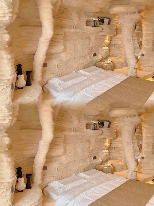 青島這家民宿絕了！洞穴風房間把山海都裝進了「石窟」裡～