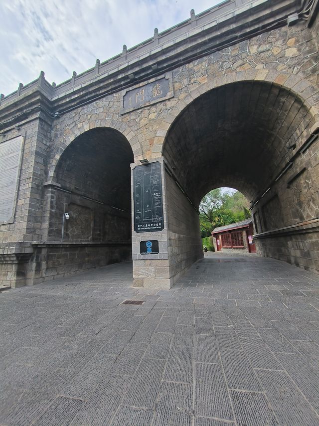 伊闕山水，龍門石窟