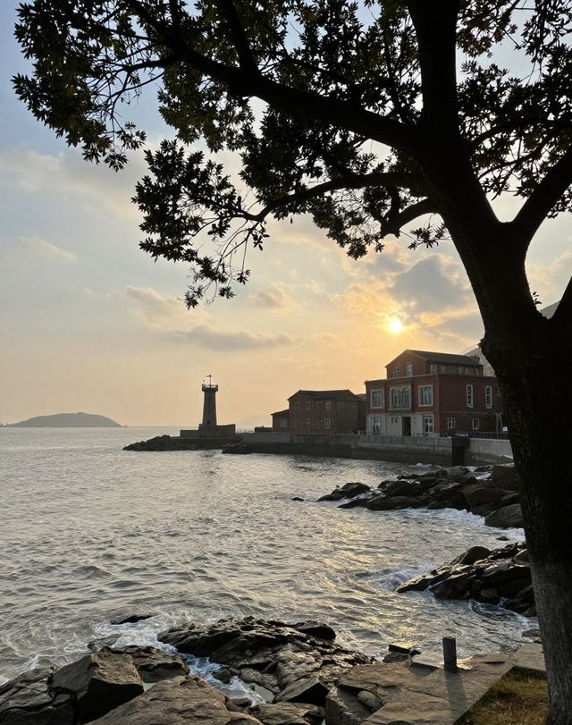 這是三面環海,礁石嶙峋,海浪澎湃,兼具了海的壯闊與山的奇秀 這是三面環海,礁石嶙峋,海浪澎湃,兼具了海的壯闊與山的奇秀