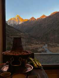 四姑娘山封神民宿!推窗直面雪山,私湯星空