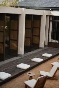 喺西安!!住到咗超chill嘅酒店 就喺西安回民街轉角位 鬧中取靜 水泥同原木嘅溫柔碰撞好鍾意呢