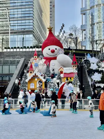 Shanghai's Winter Highlight! Lujiazui's Ice Fairy Tale World