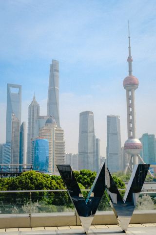 Hotel W menyertakan trio Lujiazui dalam sajian teh sorenya.