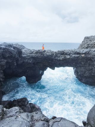 モーリシャス天然橋｜火山溶岩と深海がぶつかり合う野性味あふれる海食アーチ