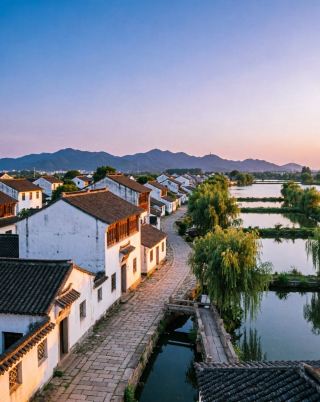The gentle evening at Lianhu village softens the entire Jiangnan region