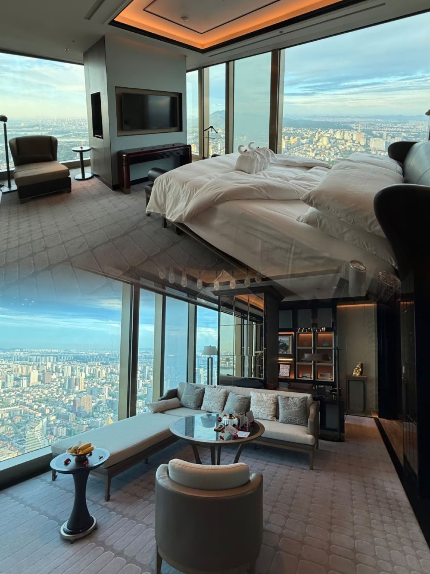 the top luxury cloud hotel in Nanjing✨ the night view of Jinling city is absolutely stunning

Who stays in an ordinary hotel when visiting Nanjing! This time I stayed at The Ritz-Carlton Nanjing and fully immersed myself in the Jinling skyline🌆. High-altitude views + attentive service + quality facilities, every detail hit all my expectations for a luxury vacation!

High-altitude room | 270° panoramic view of Jinling’s grand scenery🌃

I was truly speechless, amazed by this high-altitude room 🥹! All hotel rooms start on high floors and come with extra-large panoramic floor-to-ceiling windows. The 270° unobstructed view is breathtaking. During the day, you can clearly see the greenery of Purple Mountain and the shimmering Xuanwu Lake⛰️. At dusk, watch the city lights come alive, blending old and new cityscapes for a full atmosphere. The room is super spacious, with an elegant Eastern design mixed with Western light luxury, creating a high-end feel without being flashy✨. The bedding is soft, skin-friendly, and offers great support. The window-side bathtub sets the perfect mood—bathing while enjoying the night view is truly healing and relaxing🛁. The entire room is excellently soundproofed, making it very quiet despite being in the city center. Cleaning is meticulous down to every corner, leaving everything spotless and reassuring🧼.

A feast for the senses | savor exquisite Jinling flavors high above the city🍽️

The dining experience at The Ritz is on point throughout, so there’s no need to go out for food😋! The all-day breakfast offers a huge variety, covering both Western and Chinese dishes, with freshly made noodles, Cantonese dim sum, fresh fruit, and desserts all available☀️. The ingredients are top quality. The Chinese restaurant specializes in refined Cantonese cuisine blended with local Jinling dishes, with light and flavorful tastes that suit most palates. The 58th-floor executive lounge offers unbeatable views, with elegant afternoon desserts and signature drinks that look as good as they taste☕. Enjoy a drink at dusk while soaking in the night sky, and the vacation vibe is instantly elevated.

Exceptional service | details that truly impress💌

Now I understand why everyone says The Ritz’s service sets the industry standard! From arrival, the care is thoughtful and thorough🚗. The concierge proactively opens doors and carries luggage. Check-in is efficient and gentle. Staff are highly observant—when I had a little humidity issue during my stay, they thoughtfully sent fresh flowers to ease the atmosphere🌹. Daily requests are handled quickly, with thoughtful extras like amenities and small desserts prepared in advance. For anniversary stays, they quietly decorate the room and prepare a surprise card✨. The gentle yet perfectly measured service feels especially warm.

Hidden gems | vacation relaxation at its best🌿

The hotel’s facilities are truly comprehensive! The 24-hour gym has brand-new, complete equipment, so you can work out anytime💪. The high-altitude heated pool is clean and open, perfect for photos🏊. There’s also an adorable exclusive little lion mascot, and families get fun little gifts when staying🎁. Whether you’re on a romantic getaway, business trip, or family vacation, this hotel fits the bill perfectly.

Let’s chat in the comments~ 