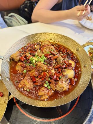 After a whole day of hiking and beachcombing in Chiba without a proper meal since breakfast, our famished group immediately arranged for Chinese food upon returning to Ueno.
Every dish was on point! Four girls, seven dishes, and one rice dish—we polished it all off!
The taro chicken was soft, tender, and flavorful. The seasoning for the gongcai and tripe was so good it would make even a shoe sole taste delicious!
The aroma of the cured meat in the rice was also superb, and the salted egg yolk shrimp was crispy and delicious.
We even caught a glimpse of a salted-egg-yolk-colored sunset.
The service was attentive, the variety of dishes was rich, and the taste was great. It's a pity that during the three-day weekend dinner rush, there were only 3 tables of guests...
A taste certified by Sichuan and Chongqing students abroad. I hope it can survive for a long time in the competitive Ueno Chinese food scene 💪
📍 Rongcheng Fanju
8F, Plaza U Building, 4-8-6 Ueno, Taito-ku, Tokyo