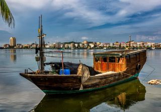 Leizhou, Zhanjiang | An ancient county with a thousand-year history, known as the "Important Land of the South," featuring ancient pagodas, stone dogs, and the aroma of roast pig