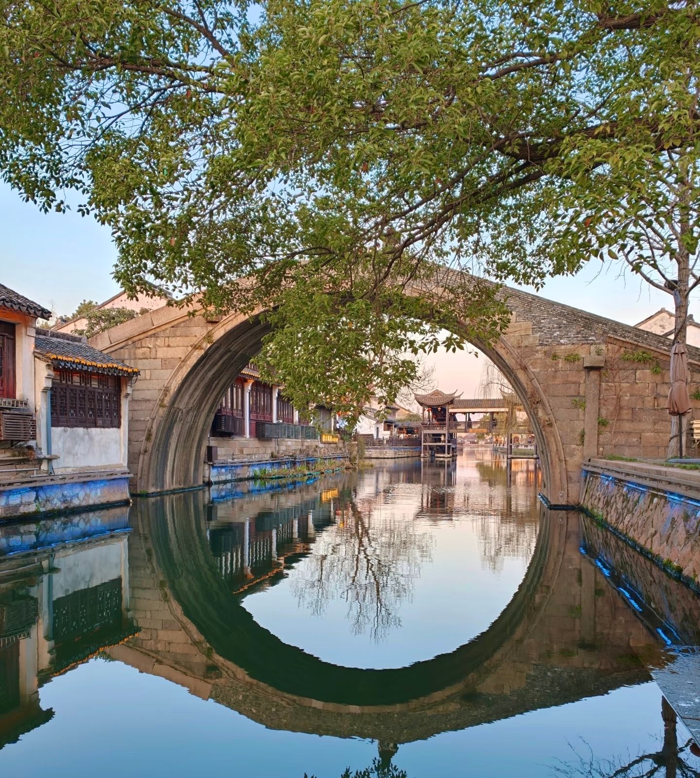 Sunset over Xunxi, an encounter with the everyday life of Jiangnan.