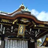 京都 北野天満宮の『なで牛』に雪が積もっていた。