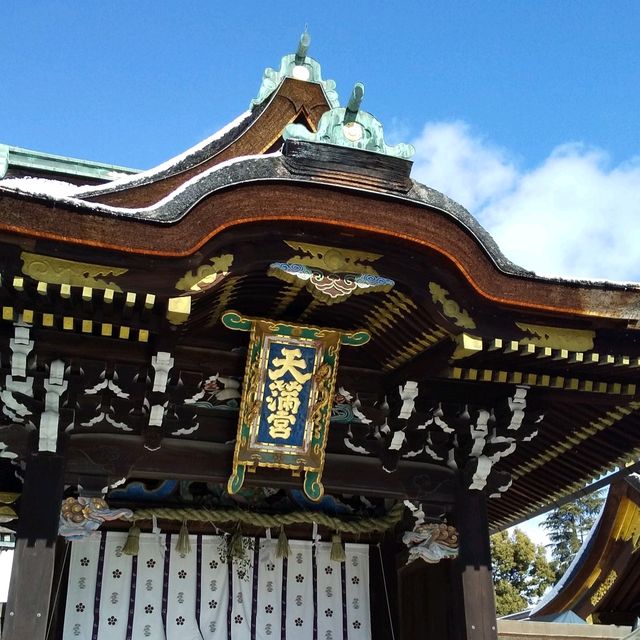 京都 北野天満宮の『なで牛』に雪が積もっていた。