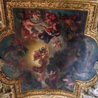 ルーブル美術館、館内の天井絵と通路、等々。