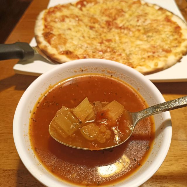 覺得好吃一直來~pizza rock 一個人吃12吋紐約披薩+一碗義式蔬菜湯