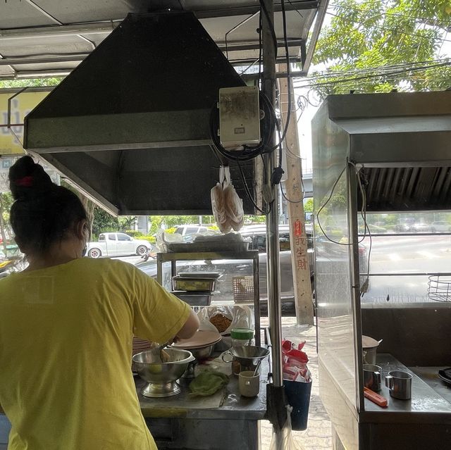 ใหญ่ กรอบ ราดหน้าหมู เมนูเด็ด