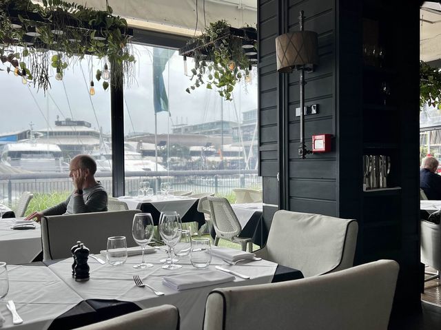 奧克蘭餐廳排名Oyster and Chop，就在港口旁邊，可以邊吃海鮮邊看風景唷