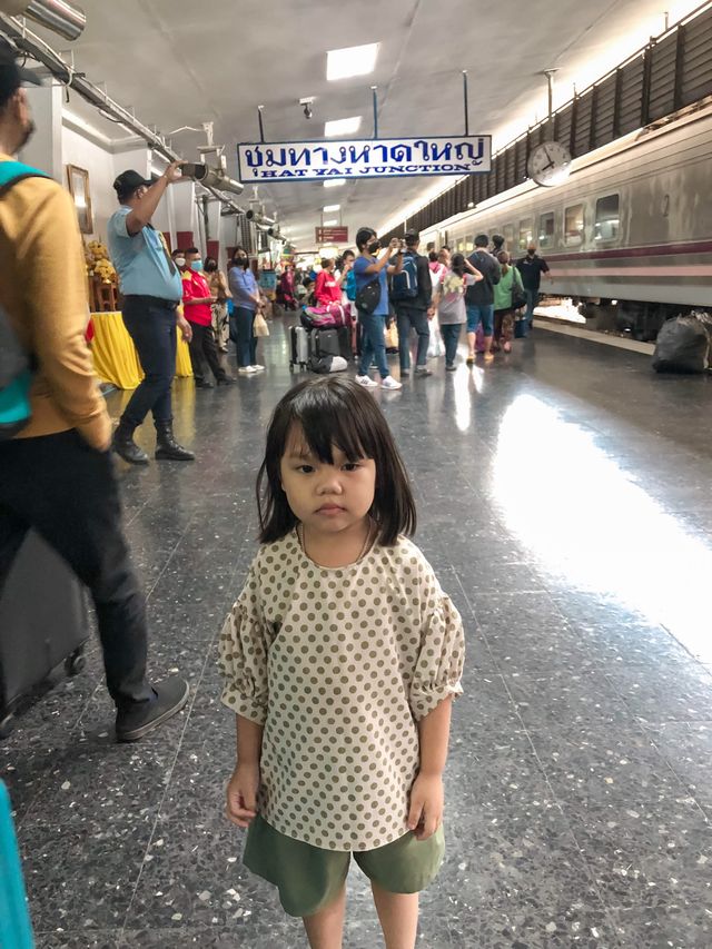 นั่งรถไฟขบวนด่วนพิเศษ CNR ไปหาดใหญ่