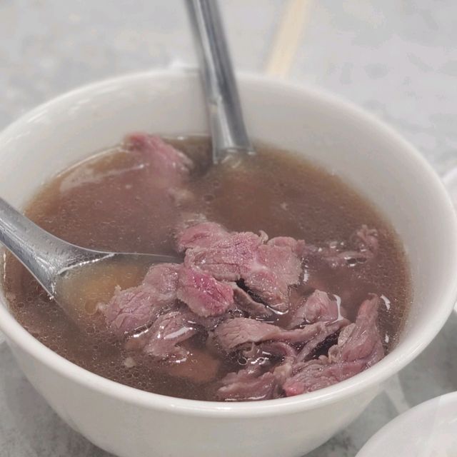 【台湾_台南】台南といえば牛肉湯！満席！エアコンの店内で