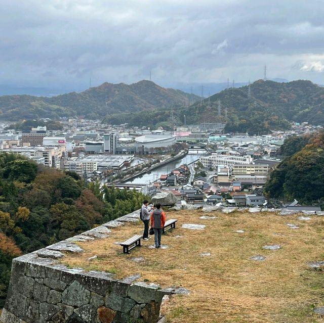   1. 鳥取縣鳥取市兩天一晚和式溫泉之旅，一泊兩食，港幣2,300元一晚，祇覺相當舒適超值  2. 鳥取花迴廊  3.白兔神社  4. 鳥取城跡，天球丸  5. 大山渡假區  6.鳥取沙丘之砂之美術館