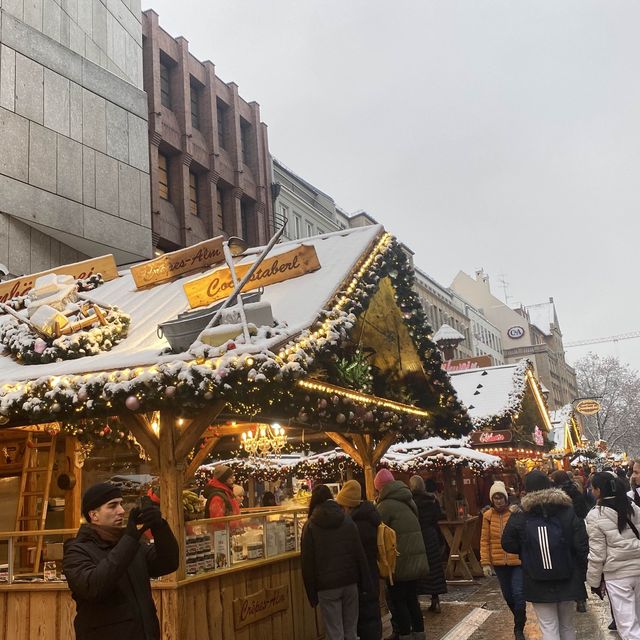 雪のマリエン広場（市庁舎＆女性教会）でのクリスマスマーケット