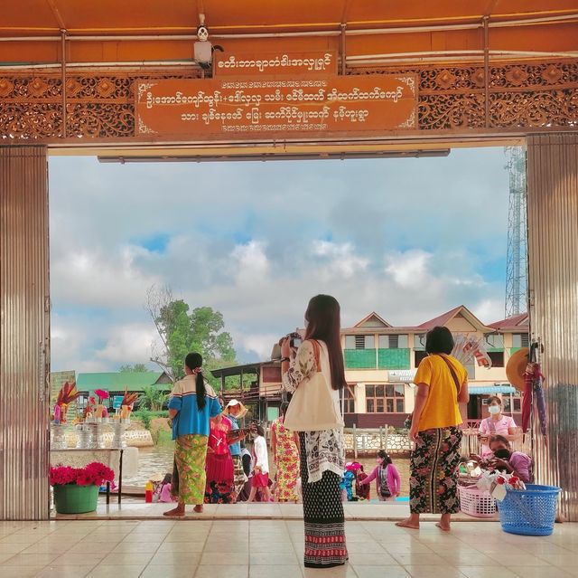미얀마의 플로팅 사원 파웅도 파고다