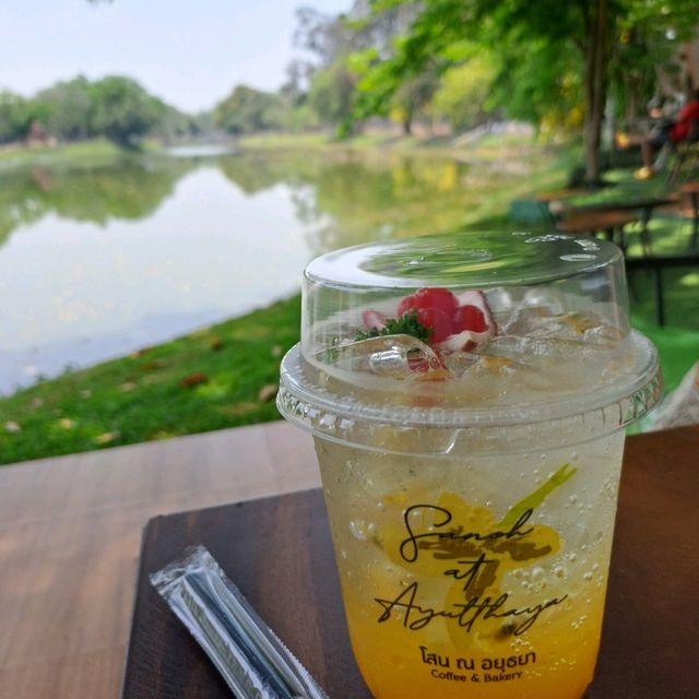 พักคลายร้อน ที่ โสน ณ อยุธยา Coffee & Bakery