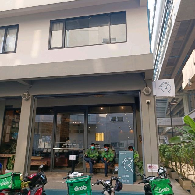 曼谷特色工業風打卡咖啡店