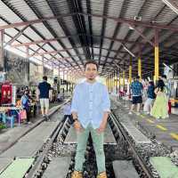 The market that train passing by Maeklong St