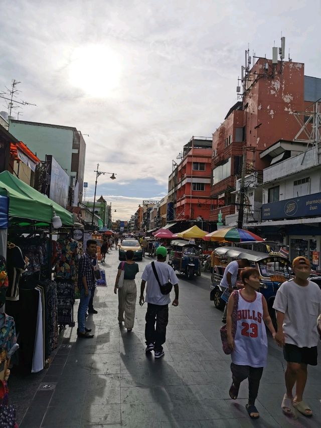 มาเดินเล่นชิลๆที่ถนนข้าวสาร 