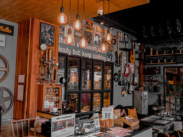 คาเฟ่สไตล์วินเทจ Coffee Talk Old Phuket Town