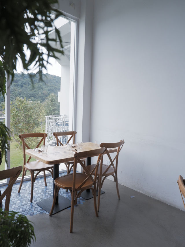 無遮擋湖景Cafe，浪漫約會打卡好地方