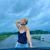 ฝนมาแล้ว บูทกับร่มพร้อมมมมค่ะ
