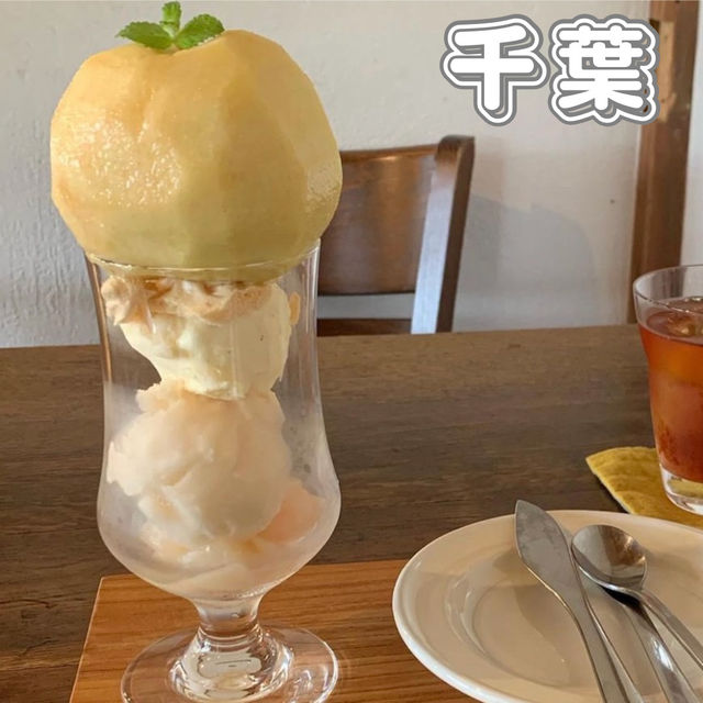 丸ごと1個の桃パフェ🍑