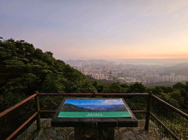 飛鵝山欣賞景色萬千變化的日落晚霞