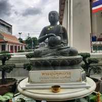 สักการะพระพุทธมหาจักรพรรดิ ณ วัดนางนองวรวิหาร