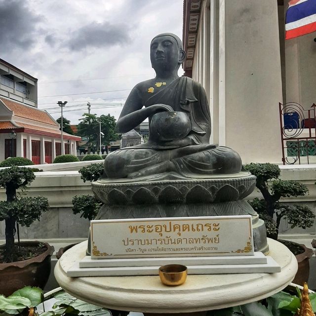 สักการะพระพุทธมหาจักรพรรดิ ณ วัดนางนองวรวิหาร