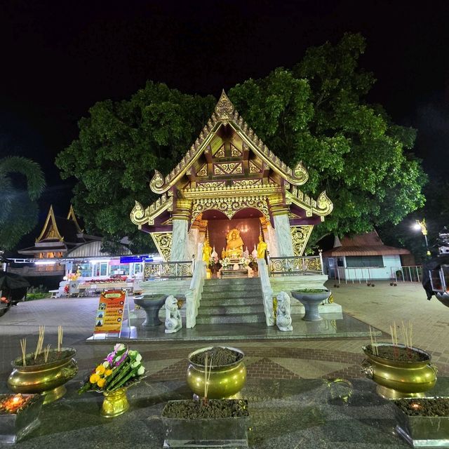 ศาลหลักเมือง จ.อุดร เก่าแก่ ดึกก็ไหว้ได้ 