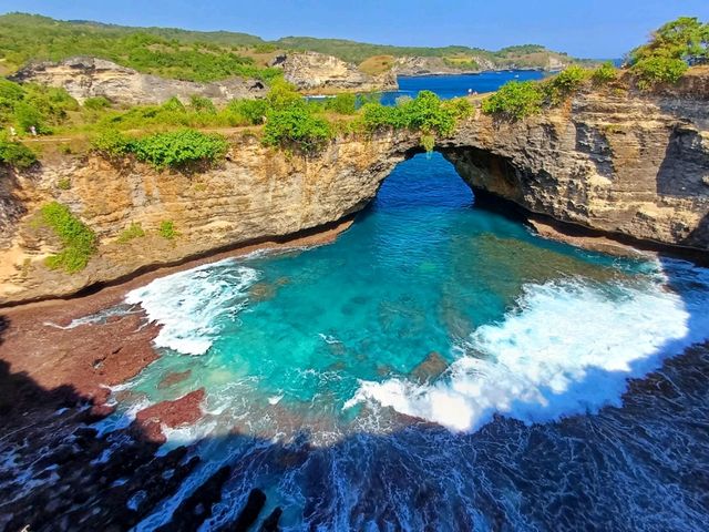 「天仙裂痕，破碎沙灘」：印尼巴釐島佩妮達島的奇幻景點，近似蘇格蘭高地