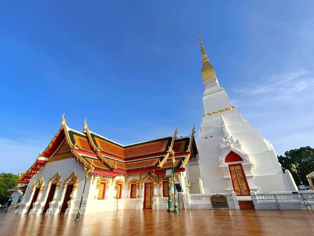 สักการะพระธาตุเชิงชุม คู่บ้านคู่เมืองสกลนคร