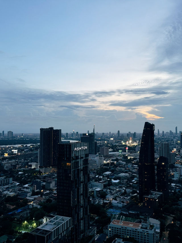 曼谷絕美高空酒吧：Tichuca Rooftop Bar的夜生活體驗 🍹🌆