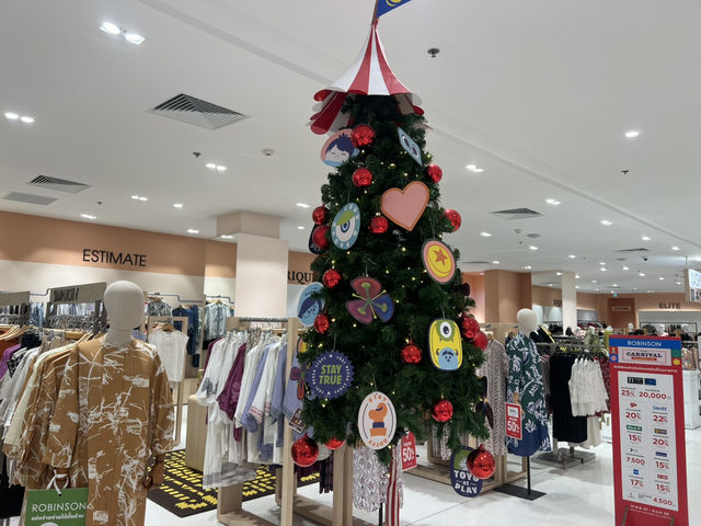 ชมต้นคริสต์มาสธีมดิสนีย์ เดินชอปปิ้งเพลิน 🛍️🎄✨