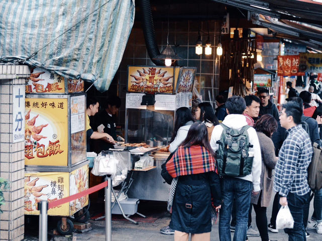 ปล่อยโคมลอยย่านเมืองเก่าที่  Shifen Old Street