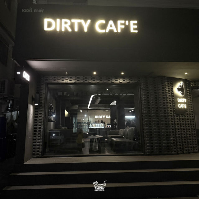 คาเฟ่สุดเท่ที่คุมโทนด้วยสีดำทั้งร้านย่านลาดกระบัง