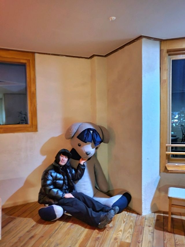 우드톤의 따뜻한 감성이 예쁜 거제 대형카페