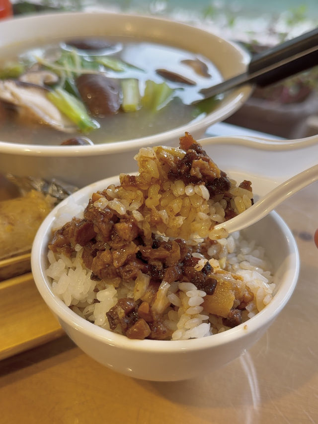 Retro Meal by the River in Wulai Old Street